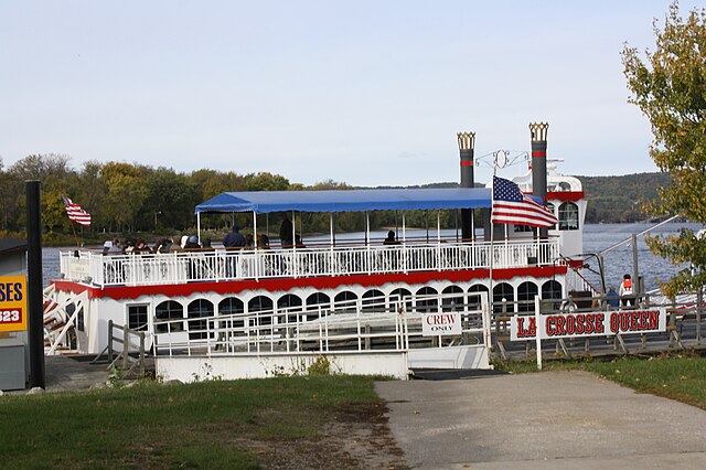 La Crosse Queen right after leaving her dock